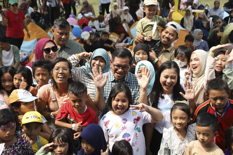 Gubernur DKI Jakarta Pramono Anung berfoto dengan orang tua dan anak-anak saat  kumparanMOM Festival Hari Anak 2025 di Ex Taman Anggrek, Gelora Bung Karno, Jakarta, Sabtu (26/7/2025). Foto: Syawal Febrian Darisman/kumparan