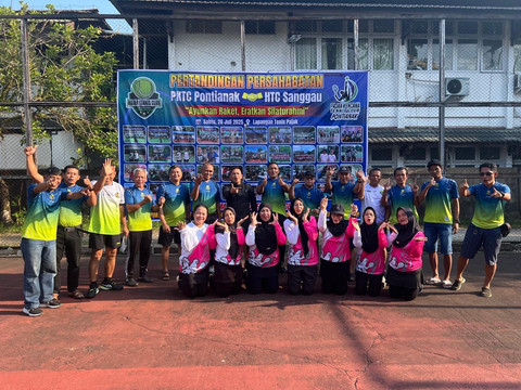 Foto bersama usai pembukaan pertandinga persahabatan antara PKTC Pontianak dan HTC Sanggau. Foto: Dok. Istimewa