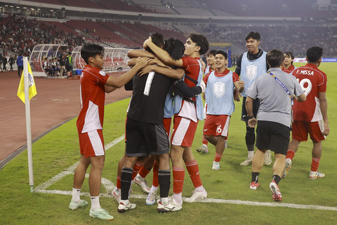 Sejumlah pesepak bola Timnas Indonesia U-23 berselebrasi usai mengalahkan Timnas Thailand U-23 pada semifinal Piala AFF U-23 2025 di Stadion Utama Gelora Bung Karno (SUGBK), Senayan, Jakarta, Jumat (25/7/2025). Foto: Muhammad Adimaja/ANTARA FOTO