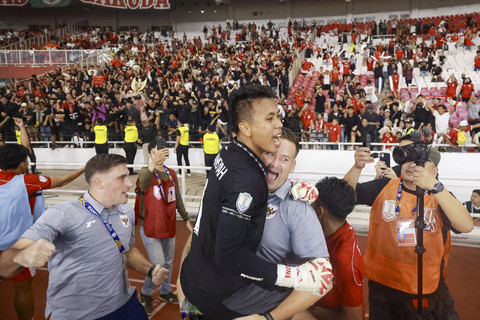 Penjaga gawang Timnas Indonesia U-23 Muhammad Ardiansyah bersama staf pelatih berselebrasi usai mengalahkan Timnas Thailand U-23 pada semifinal Piala AFF U-23 2025 di Stadion Utama Gelora Bung Karno (SUGBK), Senayan, Jakarta, Jumat (25/7/2025). Foto: Muhammad Adimaja/ANTARA FOTO
