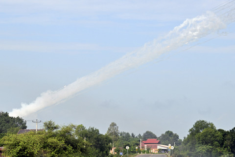 Seorang prajurit Kamboja berdiri di atas truk yang mengangkut peluncur roket BM-21 buatan Rusia melintas saat konflik Thailand dan Kamboja di Provinsi Oddar Meanchey, Kamboja, Jumat (25/7/2025). Foto: Tang Chhin Sothy/AFP