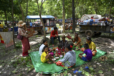 Sejumlah pengungsi beristiraha... </div>
<div class=