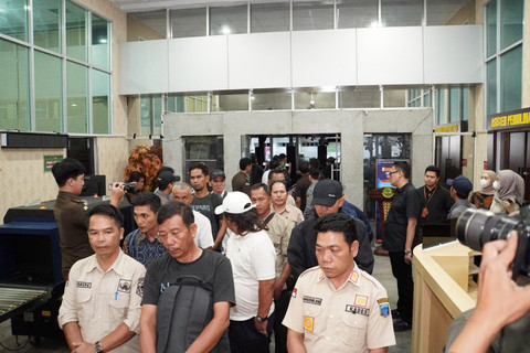 Puluhan kades di Kecamatan Pagar Gunung, Kabupaten Lahat yang terjaring OTT saat berada di Gedung Kejati Sumsel. Foto : Dok Kejati Sumsel