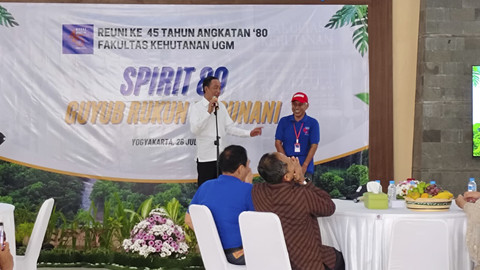Presiden ketujuh RI Jokowi menyampaikan pidato saat reuni ke-45 tahun angkatan 80 Fakultas Kehutanan UGM digelar di Fakultas Kehutanan UGM, Sabtu (26/7/2025). Foto: Arfiansyah Panji Purnandaru/kumparan