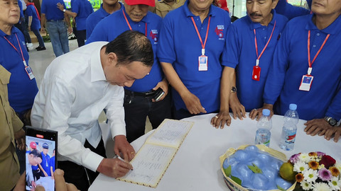 Presiden RI ketujuh Jokowi bersama teman-teman angkatan 80 Fakultas Kehutanan UGM, Sabtu (26/7/2025). Foto: Arfiansyah Panji Purnandaru/kumparan