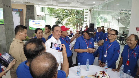 Presiden RI ketujuh Jokowi bersama teman-teman angkatan 80 Fakultas Kehutanan UGM, Sabtu (26/7/2025). Foto: Arfiansyah Panji Purnandaru/kumparan
