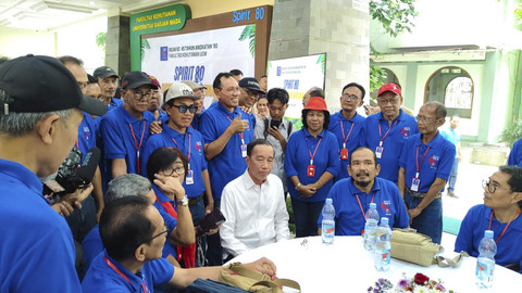 Presiden RI ketujuh Jokowi bersama teman-teman angkatan 80 Fakultas Kehutanan UGM, Sabtu (26/7/2025). Foto: Arfiansyah Panji Purnandaru/kumparan