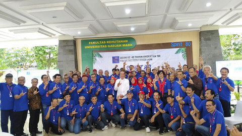 Presiden RI ketujuh Jokowi bersama teman-teman angkatan 80 Fakultas Kehutanan UGM, Sabtu (26/7/2025). Foto: Arfiansyah Panji Purnandaru/kumparan
