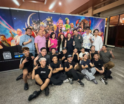 Beberapa kru berfoto bersama usai jumpa pers di Yogyakarta, Jumat (25/7). Foto: Iqbal TWQ / Pandangan Jogja