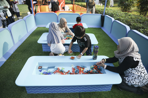 Permainan Bengkel Rancang Bangun meramaikan acara kumparanMOM Festival Hari Anak 2025 di Ex Taman Anggrek, Gelora Bung Karno, Jakarta, Sabtu (26/7/2025). Foto: Aditia Noviansyah/kumparan
