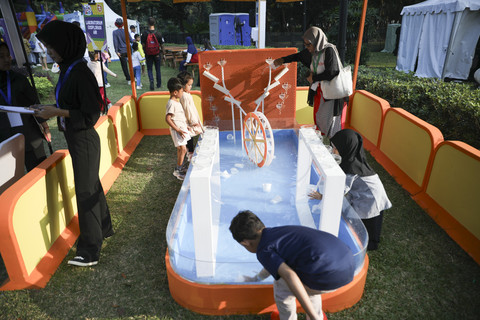 Keseruan Permainan Laboratorium Eksplorasi Air saat acara kumparanMOM Festival Hari Anak 2025 di Ex Taman Anggrek, Gelora Bung Karno, Jakarta, Sabtu (26/7/2025). Foto: Aditia Noviansyah/kumparan