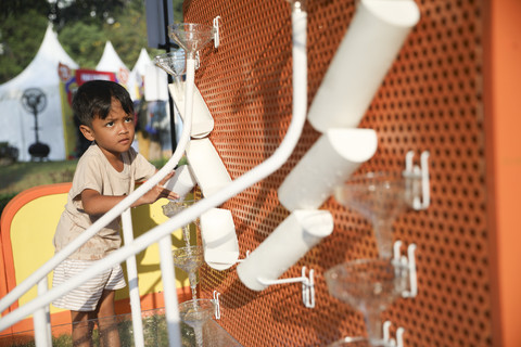 Keseruan Permainan Laboratorium Eksplorasi Air saat acara kumparanMOM Festival Hari Anak 2025 di Ex Taman Anggrek, Gelora Bung Karno, Jakarta, Sabtu (26/7/2025). Foto: Aditia Noviansyah/kumparan