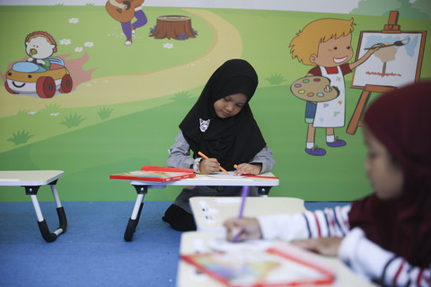 Keseruan Sudut Mewarnai saat acara kumparanMOM Festival Hari Anak 2025 di Ex Taman Anggrek, Gelora Bung Karno, Jakarta, Sabtu (26/7/2025). Foto: Aditia Noviansyah/kumparan