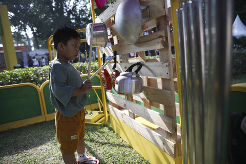 Keseruan Studio Rupa & Suara saat acara kumparanMOM Festival Hari Anak 2025 di Ex Taman Anggrek, Gelora Bung Karno, Jakarta, Sabtu (26/7/2025). Foto: Aditia Noviansyah/kumparan