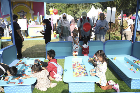 Permainan Bengkel Rancang Bangun meramaikan acara kumparanMOM Festival Hari Anak 2025 di Ex Taman Anggrek, Gelora Bung Karno, Jakarta, Sabtu (26/7/2025). Foto: Aditia Noviansyah/kumparan