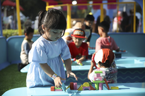 Permainan Bengkel Rancang Bangun meramaikan acara kumparanMOM Festival Hari Anak 2025 di Ex Taman Anggrek, Gelora Bung Karno, Jakarta, Sabtu (26/7/2025). Foto: Aditia Noviansyah/kumparan