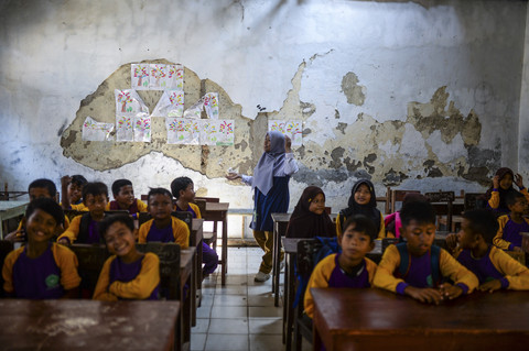 Siswa mengikuti kegiatan belajar mengajar di gubuk sekolah Madrasah Ibtidaiyah Mathla'ul Anwar Hayatul Jadidah, Desa Margamulya, Lebak, Banten, Sabtu (26/7/2025). Foto: Muhammad Bagus Khoirunas/ANTARA FOTO