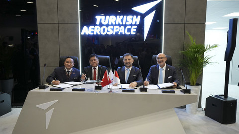 PT Dirgantara Indonesia (PTDI) meneken sejumlah kerja sama dengan industri pertahanan Turki di acara International Defence Industry Fair (IDEF) 2025, Jumat (25/7/2025). Foto: Dok. PTDI