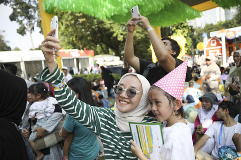 Keseruan joget dan cuci rambut bareng kodomo saat saat acara kumparanMOM Festival Hari Anak 2025 di Ex Taman Anggrek, Gelora Bung Karno, Jakarta, Sabtu (26/7/2025). Foto: Aditia Noviansyah/kumparan