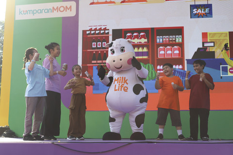 Pertunjukan Jelajah Dunia Mili bareng Sanggar Anak Bulungan meriahkan kumparanMOM Festival Hari Anak 2025 di Ex Taman Anggrek, Gelora Bung Karno, Jakarta, Sabtu (26/7/2025). Foto: Iqbal Firdaus/kumparan