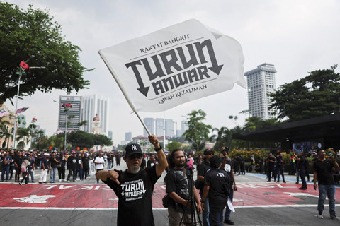 Pengunjuk rasa membentangkan poster saat demonstrasi menuntut Perdana Menteri Malaysia Anwar Ibrahim untuk mundur di Kuala Lumpur, Malaysia, Sabtu (26/7/2025). Foto: Hasnoor Hussain/Reuters