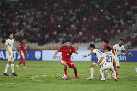 Penggawa Timnas Indonesia U-23, Jens Raven saat menggiring bola pada babak semi final ASEAN U‑23 Mandiri Cup™️ 2025 di Stadion Utama Gelora Bung Karno pada Jumat (25/7). Foto: Dok. Bank Mandiri