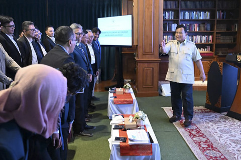 Presiden Prabowo Subianto menggelar pertemuan dengan 82 profesional muda di kediaman pribadinya di Hambalang, Kab. Bogor, Jawa Barat, Sabtu (26/7/2025). Foto: Instagram/ @sekretariat.kabinet