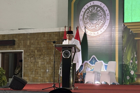 Mantan Wakil Presiden, Ma'ruf Amin menyampaikan sambutan saat Tasyakuran Milad 50 Tahun MUI di Asrama Haji, Pondok Gede, Jakarta Timur, Sabtu (26/7/2025). Foto: Abid Raihan/kumparan