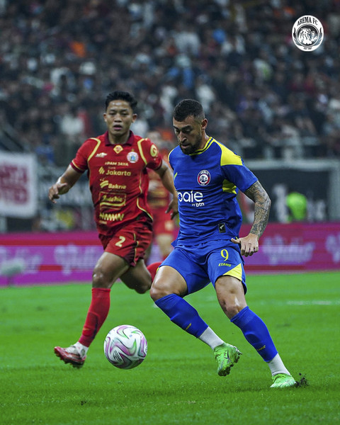Persija Jakarta melawan Arema FC pada pertandingan persahabatan bertajuk Launching Team dan Jersey Persija 2025/2026 di Stadion Jakarta Internasional Stadium, Jakarta, Sabtu (26/7/2025). Foto: Instagram/ @aremafcofficial