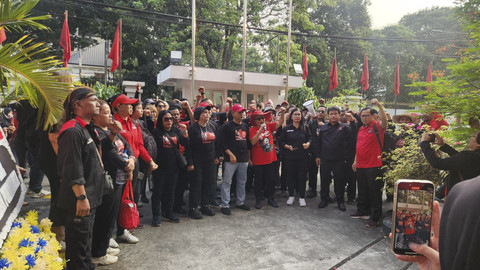DPP PDIP melakukan prosesi tabur bunga untuk memperingati peristiwa Kudatuli, Minggu (27/7/2025). Foto: Haya Syahira/kumparan