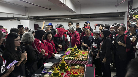 DPP PDIP melakukan prosesi tabur bunga untuk memperingati peristiwa Kudatuli, Minggu (27/7/2025). Foto: Haya Syahira/kumparan