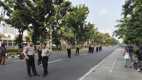 Polisi berjaga saat massa aksi bela Palestina menggelar long march dari depan Kedubes AS menuju Bundaran HI, Jakarta Pusat, Minggu (27/7/2025). Foto: Jonathan Devin/kumparan