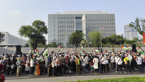 Massa aksi bela Palestina menggelar long march dari depan Kedubes AS menuju Bundaran HI, Jakarta Pusat, Minggu (27/7/2025). Foto: Jonathan Devin/kumparan