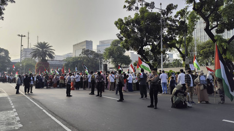 Massa aksi bela Palestina menggelar long march dari depan Kedubes AS menuju Bundaran HI, Jakarta Pusat, Minggu (27/7/2025). Foto: Jonathan Devin/kumparan