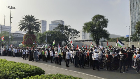 Massa aksi bela Palestina menggelar long march dari depan Kedubes AS menuju Bundaran HI, Jakarta Pusat, Minggu (27/7/2025). Foto: Jonathan Devin/kumparan