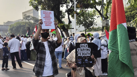 Massa aksi bela Palestina menggelar long march dari depan Kedubes AS menuju Bundaran HI, Jakarta Pusat, Minggu (27/7/2025). Foto: Jonathan Devin/kumparan