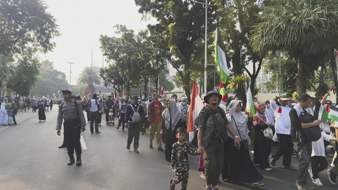 Massa aksi bela Palestina menggelar long march dari depan Kedubes AS menuju Bundaran HI, Jakarta Pusat, Minggu (27/7/2025). Foto: Jonathan Devin/kumparan