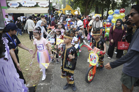 Sejumlah anak mengikuti Pawai Cilik dalam acara kumparanMOM Festival Hari Anak 2025 di Ex Taman Anggrek, GBK, Jakarta, Minggu (27/7/2025). Foto: Aditia Noviansyah/kumparan