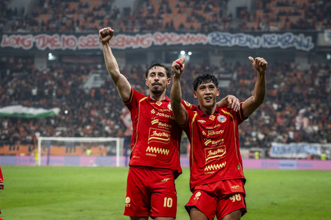 Pesepak bola Persija Jakarta Eksel Runtukahu (kanan) bersama Gustavo Franca melakukan selebrasi usai mencetak gol ke gawang Arema Malang saat laga persahabatan di Jakarta International Stadium (JIS), Jakarta, Sabtu (26/7/2025). Foto: Bayu Pratama S/ANTARA FOTO
