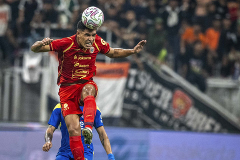 Pesepak bola Persija Jakarta Van Basty Sousa menyundul bola saat laga persahabatan di Jakarta International Stadium (JIS), Jakarta, Sabtu (26/7/2025). Foto: Bayu Pratama S/ANTARA FOTO
