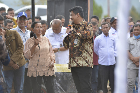 Gubernur Sumut Bobby Nasution bersama Bupati Tapanuli Utara Jonius Taripar Parsaoran Hutabarat menanam jagung saat Gerakan Tanam Jagung Kolaborasi Sumut Berkah Menuju Swasembada Pangan di Desa Hutatinggi, Kabupaten Tapanuli Utara, Jumat (25/7/2025). Foto: Dok. Istimewa