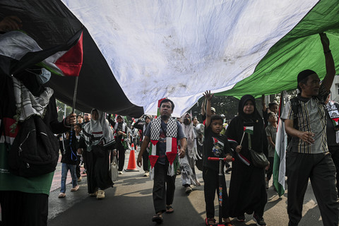 Massa yang tergabung dalam Aliansi Rakyat Indonesia Bela Palestina mengikuti aks... </div>
<div class=