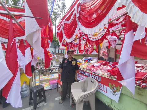 Jumari, salah satu penjual bendera musiman di Pasar Jatinegara, Jakarta Timur pada Minggu (27/7/2025). Foto: Luthfi Humam/kumparan
