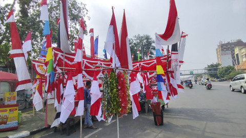 Jumari, salah satu penjual bendera musiman di Pasar Jatinegara, Jakarta Timur pada Minggu (27/7/2025). Foto: Luthfi Humam/kumparan