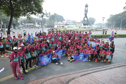 Komunitas teman kumparan berfoto usai mengikuti Fun Run x Hydroplus di kawasan CFD Sudirman, Jakarta, Minggu (27/7/2025). Foto: Iqbal Firdaus/kumparan