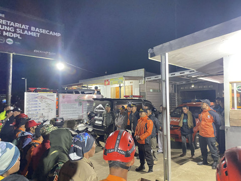 Tim SAR Cilacap mengevakuasi seorang pendaki yang meninggal di Gunung Slamet. Foto: SAR Cilacap
