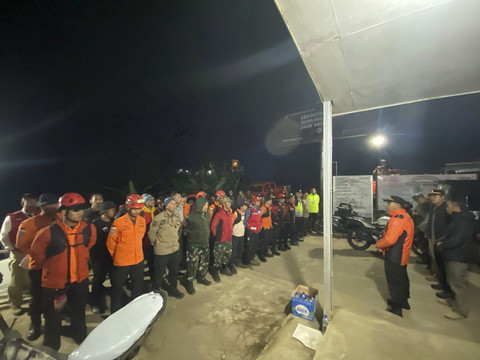 Tim SAR Cilacap mengevakuasi seorang pendaki yang meninggal di Gunung Slamet. Foto: SAR Cilacap