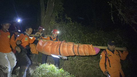 Tim SAR Cilacap mengevakuasi seorang pendaki yang meninggal di Gunung Slamet. Foto: SAR Cilacap