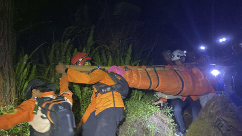 Tim SAR Cilacap mengevakuasi seorang pendaki yang meninggal di Gunung Slamet. Foto: SAR Cilacap