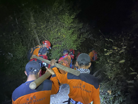 Tim SAR Cilacap mengevakuasi seorang pendaki yang meninggal di Gunung Slamet. Foto: SAR Cilacap